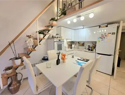 Кухиња; кухињски апарати, природно светло, модерни стил