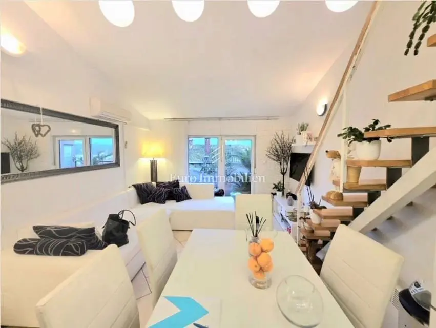 Дневна соба; природно светло, модерни стил