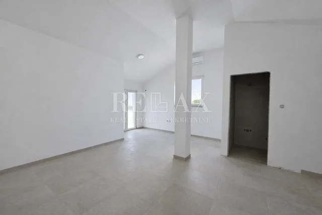 غرفة معيشة; أرضية من البلاط, ضوء طبيعي, مجدد