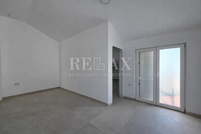 غرفة معيشة; أرضية من البلاط, إطلالة