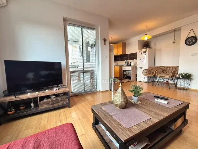 Salón; luz natural, suelo de madera, estilo moderno