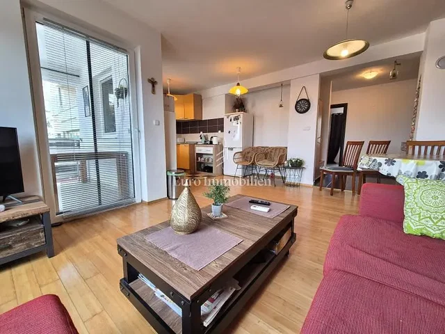 Salón; vista, suelo de madera, luz natural, estilo moderno