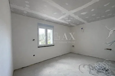 Ostalo; potrebna renovacija, prirodno svjetlo