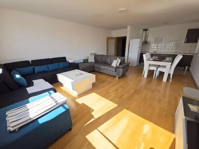 Dnevna soba; prirodno svjetlo, drveni pod