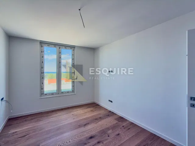 Спаваћа соба; поглед, дрвени под, природно светло, реновиран