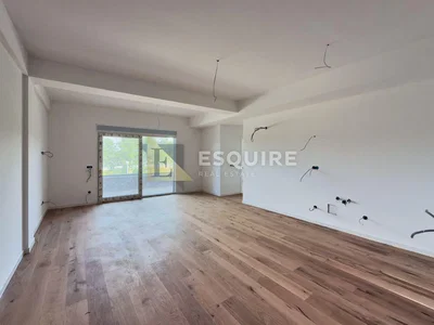 Дневна соба; дрвени под, природно светло, потребна реновација