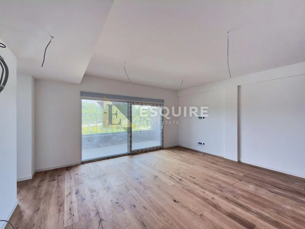 Дневна соба; поглед, дрвени под, природно светло