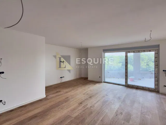 Salon; podłoga drewniana, światło dzienne, wyremontowany, widok