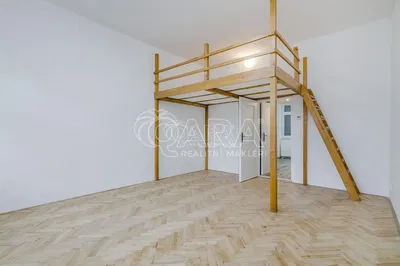 Kinderzimmer; holzboden, tageslicht