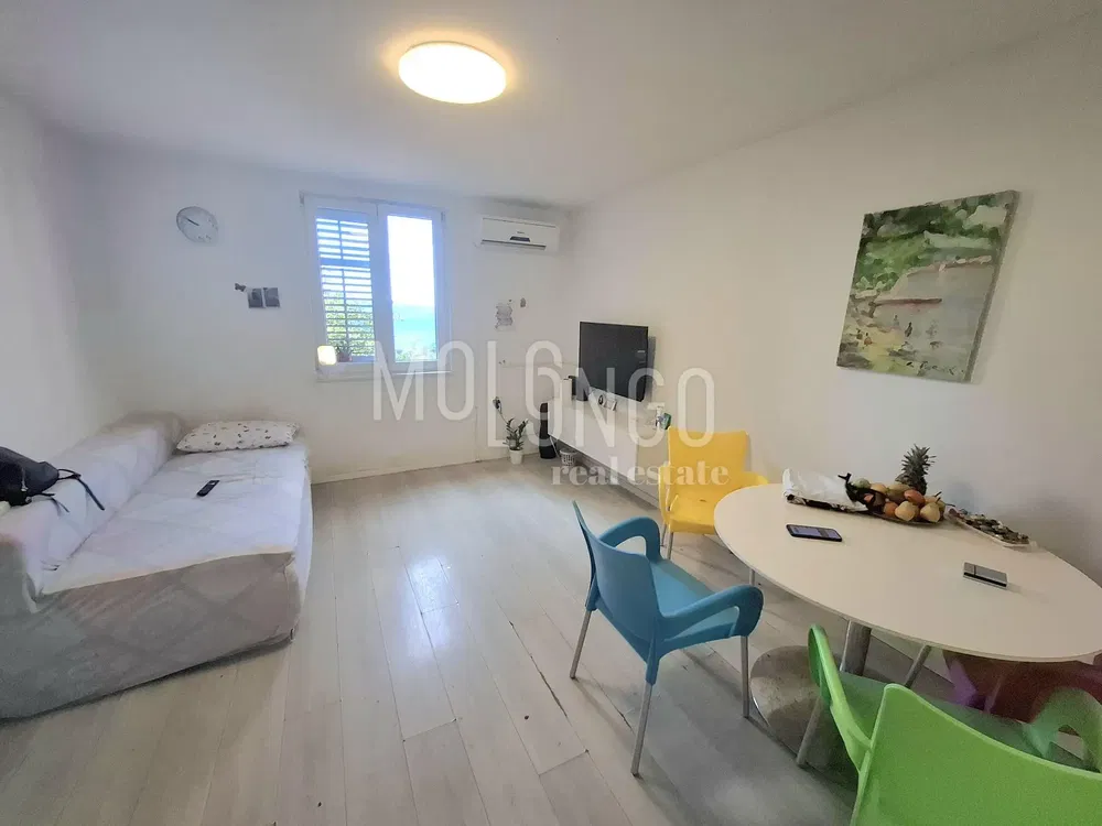 Дневна соба; поглед, дрвени под, природно светло, модерни стил