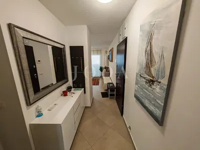 Garderoba; pločice, prirodno svjetlo