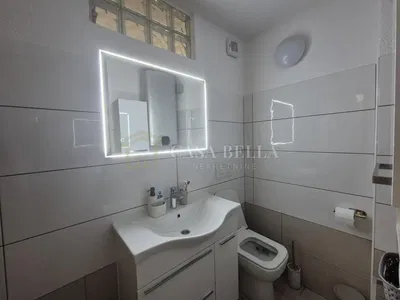 Тоалет; плочице, реновиран, природно светло, модерни стил