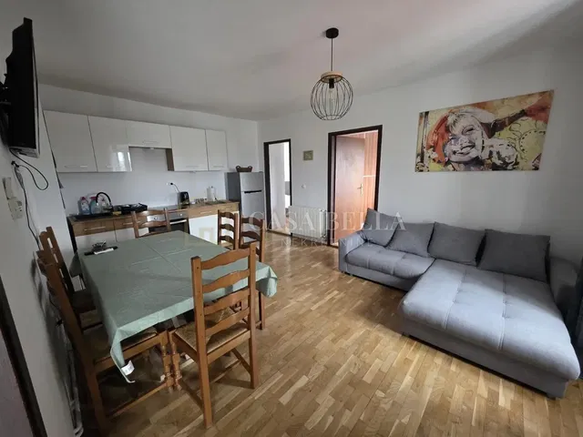 Dnevna soba; drveni pod, prirodno svjetlo