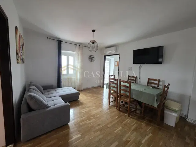 Dnevna soba; drveni pod, prirodno svjetlo