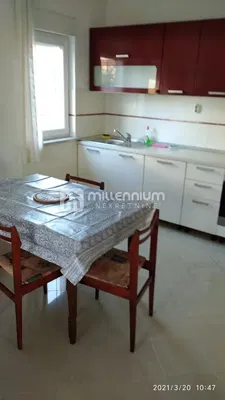 Cuisine; carrelage, lumière naturelle