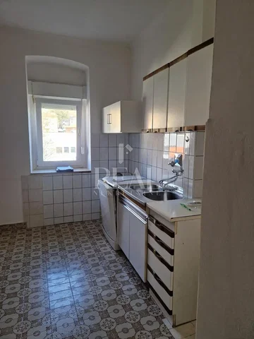 Cuisine; carrelage, nécessite rénovation