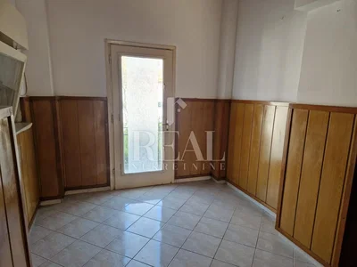 Cuisine; carrelage, nécessite rénovation