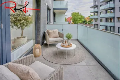 Terraza; suelo de baldosas, luz natural, estilo moderno