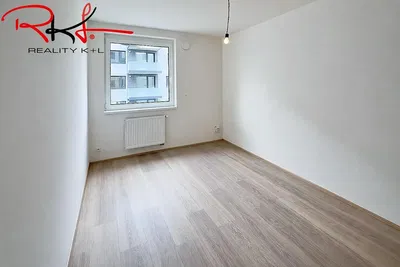 Dormitorio; vista, suelo de madera, luz natural, renovado
