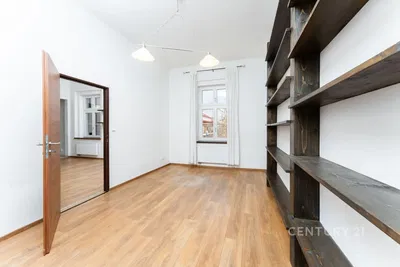 Slaapkamer; houten vloer, natuurlijk licht