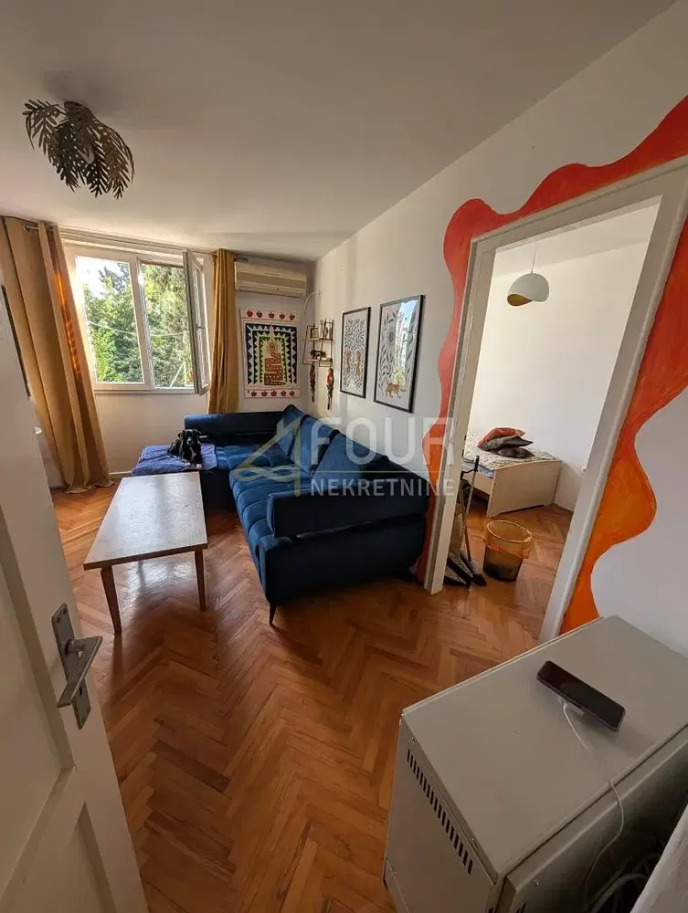 Salon; vue, parquet, lumière naturelle, style moderne