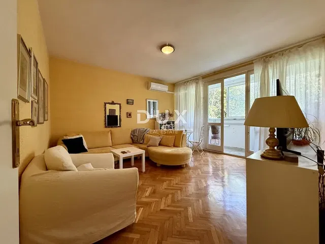 Salon; lumière naturelle, parquet, style moderne