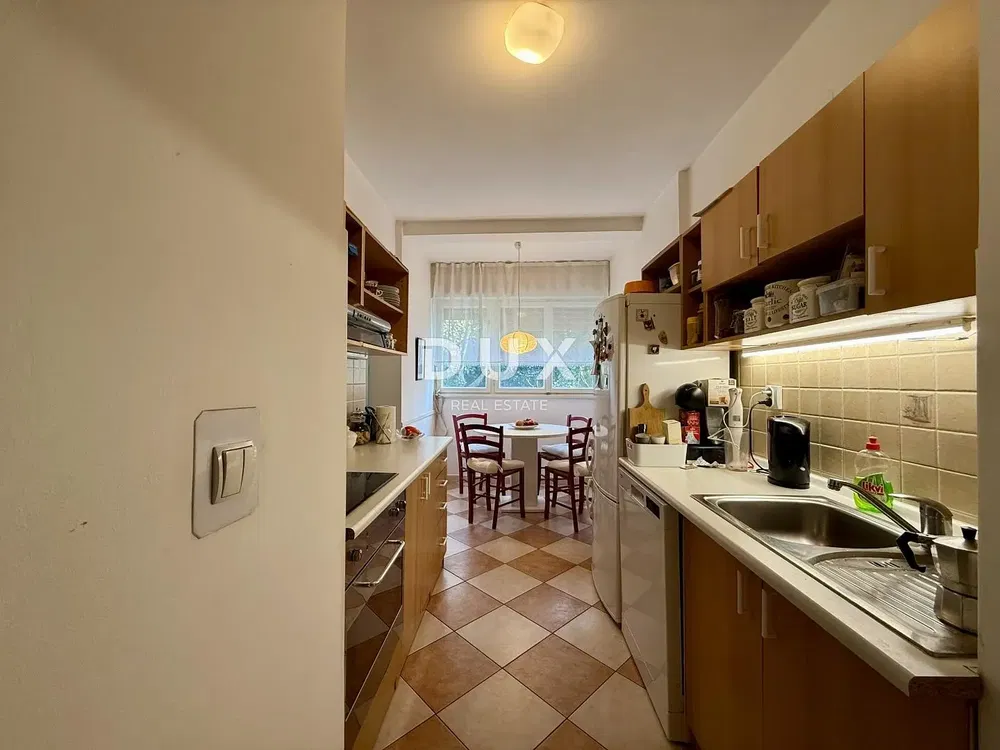 Cuisine; électroménager, carrelage, lumière naturelle