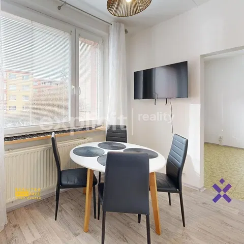 Salle à manger; vue, style moderne, lumière naturelle