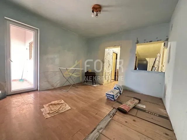 Autre; nécessite rénovation, lumière naturelle