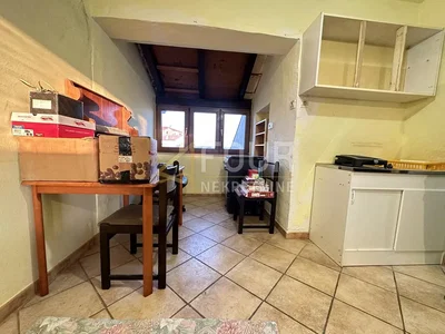 Кухиња; плочице, потребна реновација