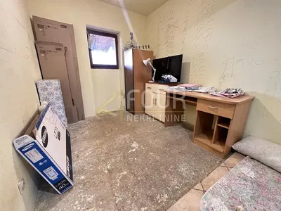 Спаваћа соба; потребна реновација, природно светло