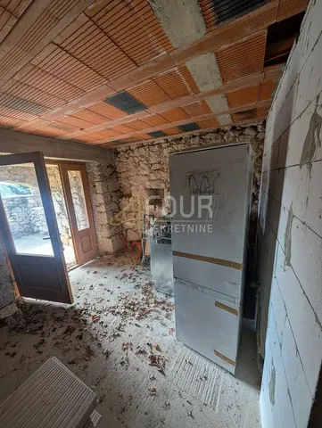 Cuisine; nécessite rénovation