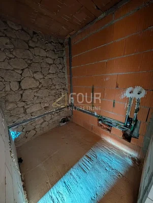 Kupaonica; potrebna renovacija, prirodno svjetlo