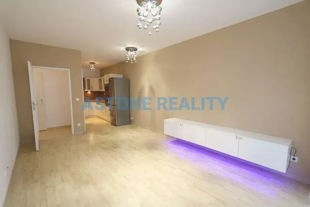 Salon; parquet, lumière naturelle, style moderne