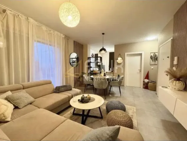 Salon; lumière naturelle, style moderne, carrelage