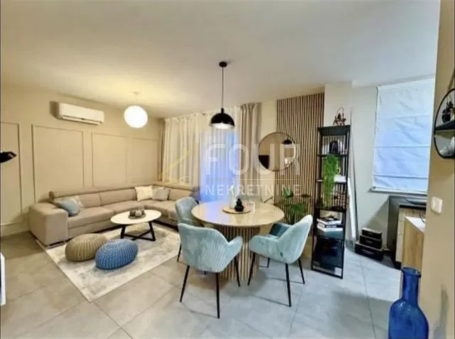 Salon; style moderne, carrelage, lumière naturelle, rénové