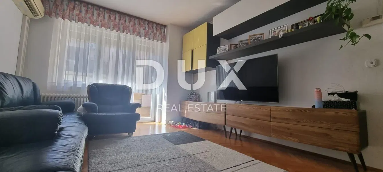 Salon; parquet, lumière naturelle, style moderne