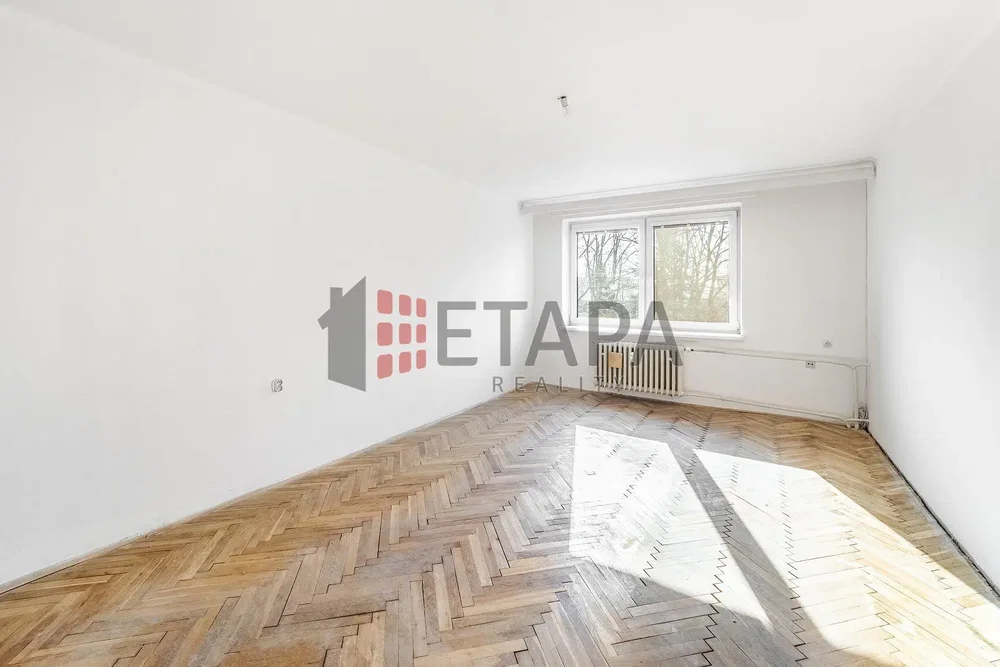 Woonkamer; houten vloer, natuurlijk licht