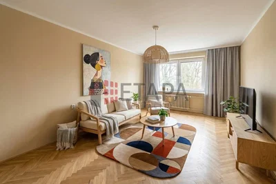 Woonkamer; houten vloer, natuurlijk licht, moderne stijl