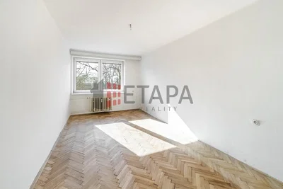 Slaapkamer; houten vloer, natuurlijk licht, gerenoveerd