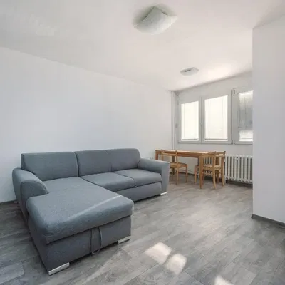 Soggiorno; luce naturale, pavimento in piastrelle