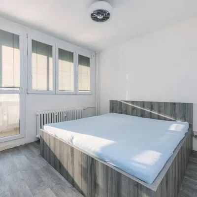 Camera da letto; luce naturale, pavimento in legno
