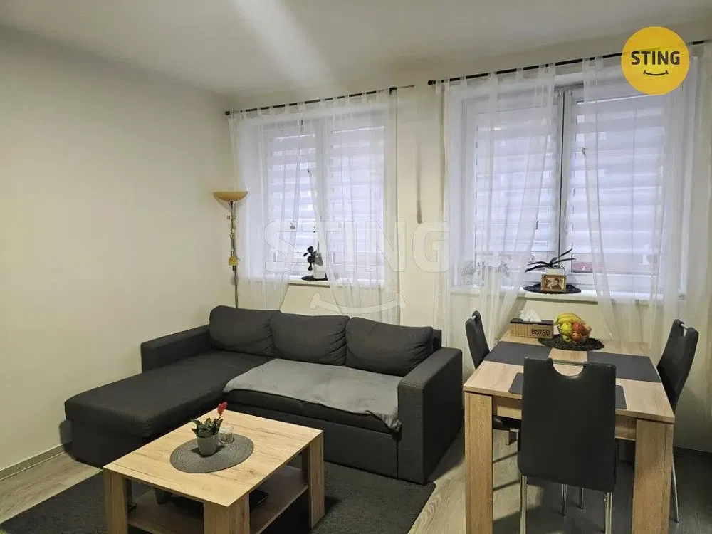 Woonkamer; houten vloer, natuurlijk licht, moderne stijl