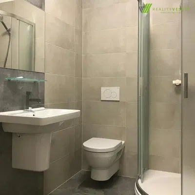 Bagno; pavimento in piastrelle, ristrutturato, luce naturale, stile moderno