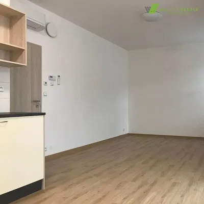 Cucina; pavimento in legno, ristrutturato