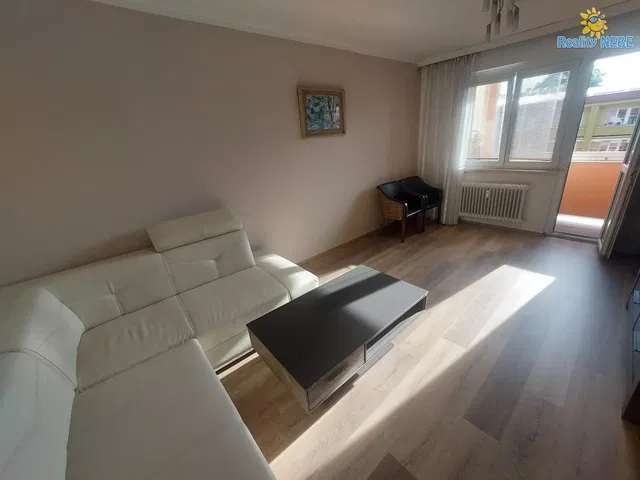 Soggiorno; luce naturale, stile moderno, pavimento in legno