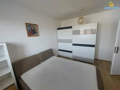 Yatak odası; ahşap zemin, doğal ışık, modern stil