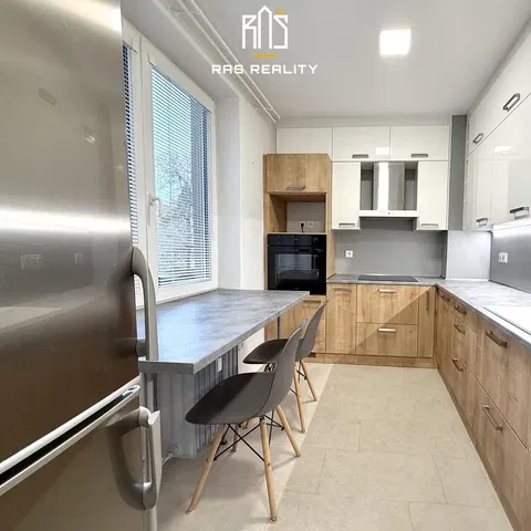 Cucina; elettrodomestici, luce naturale, stile moderno