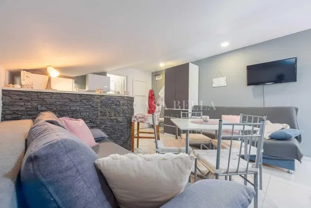 غرفة معيشة; أرضية من البلاط, أسلوب عصري, ضوء طبيعي