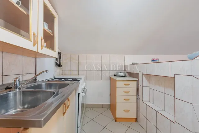 Küche; fliesenboden, küchengeräte